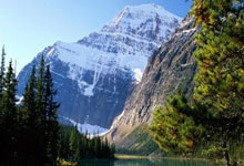 开云体育app-曼联主场氛围火爆，球迷热情助阵