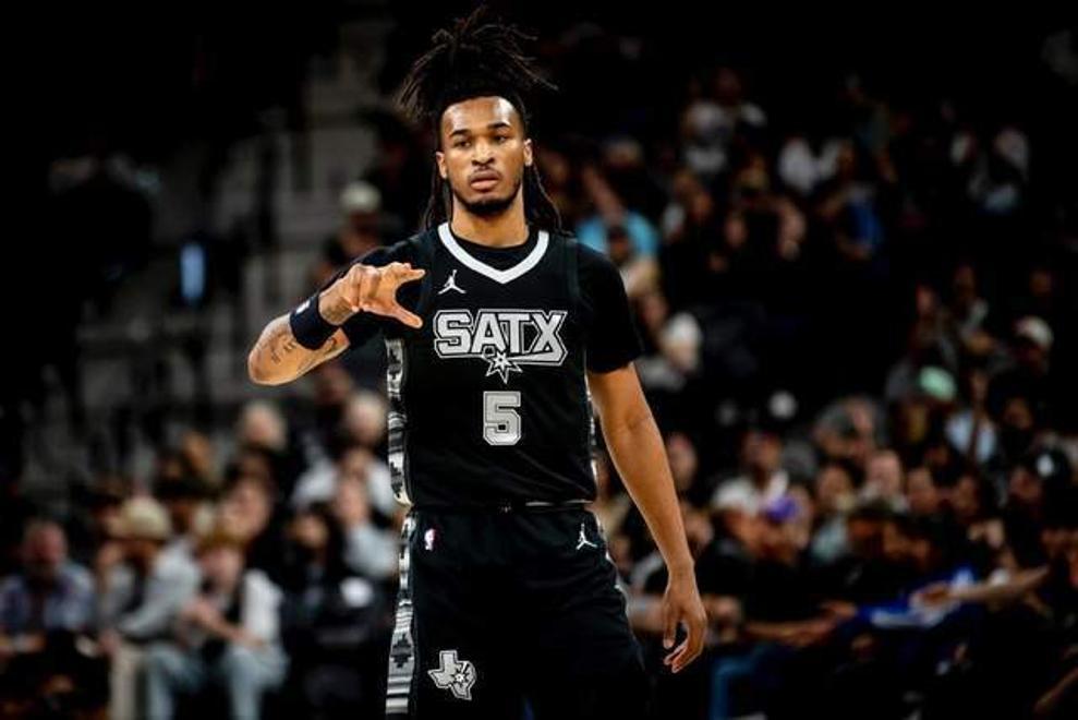 包含马刺队踢开连败厄运，全队倾力备战争取胜利的词条