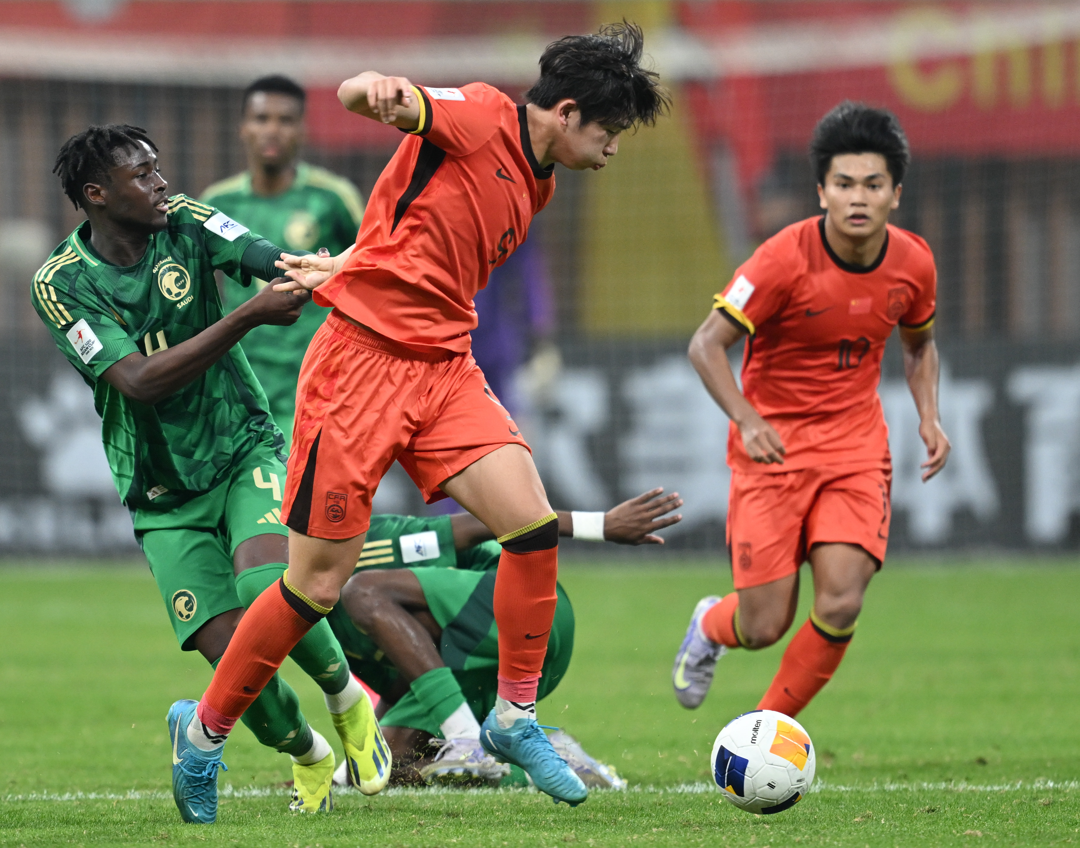 中亚强队逆袭，夺得亚冠冠军奖杯