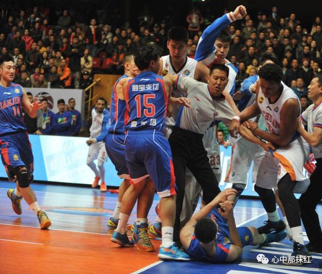 火爆较量令球迷欢呼不断，胜者将是谁的简单介绍