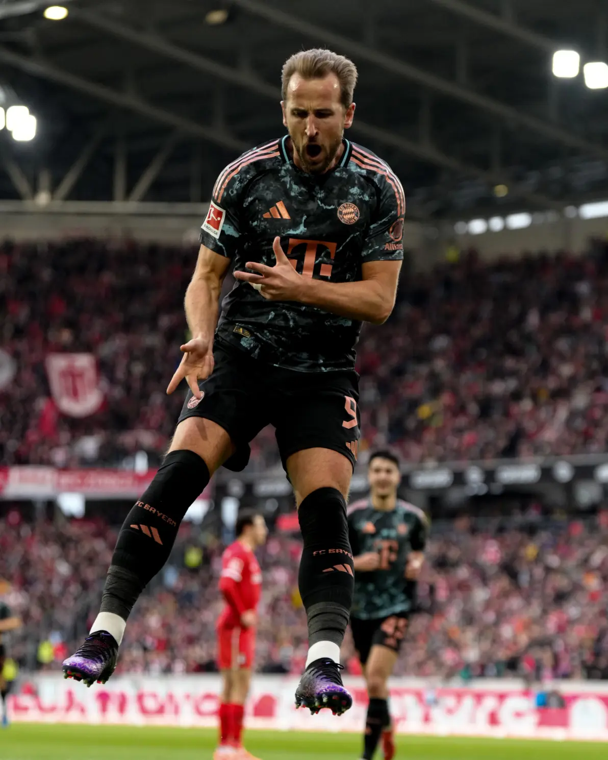 包含拜仁慕尼黑遭逆袭，瓜帅战术受到质疑的词条