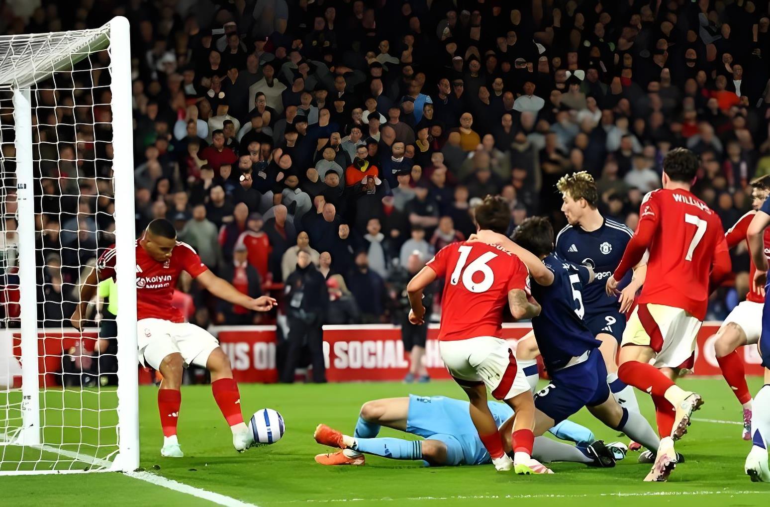 开云体育-包含曼联前锋送出精彩助攻，赢得球迷掌声的词条