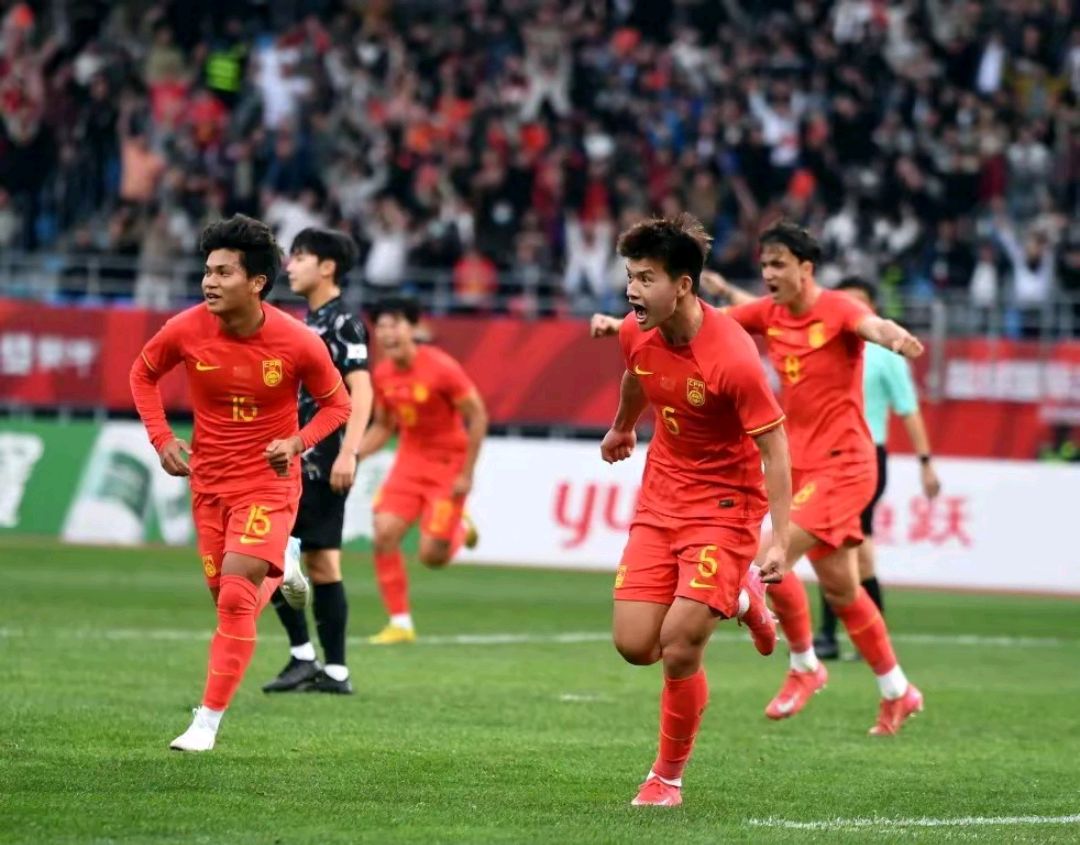 关于国内足球联赛再次掀起热烈战局，两队紧密对垒的信息