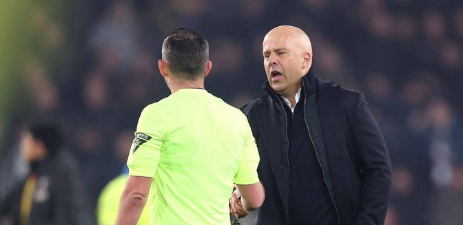 包含裁判判罚引发争议，球迷情绪高涨的词条