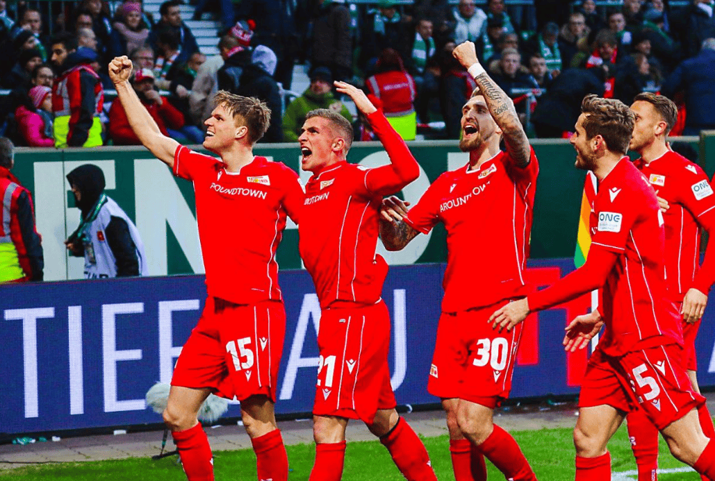 不来梅队获得年度最佳球员奖项，球迷欢呼