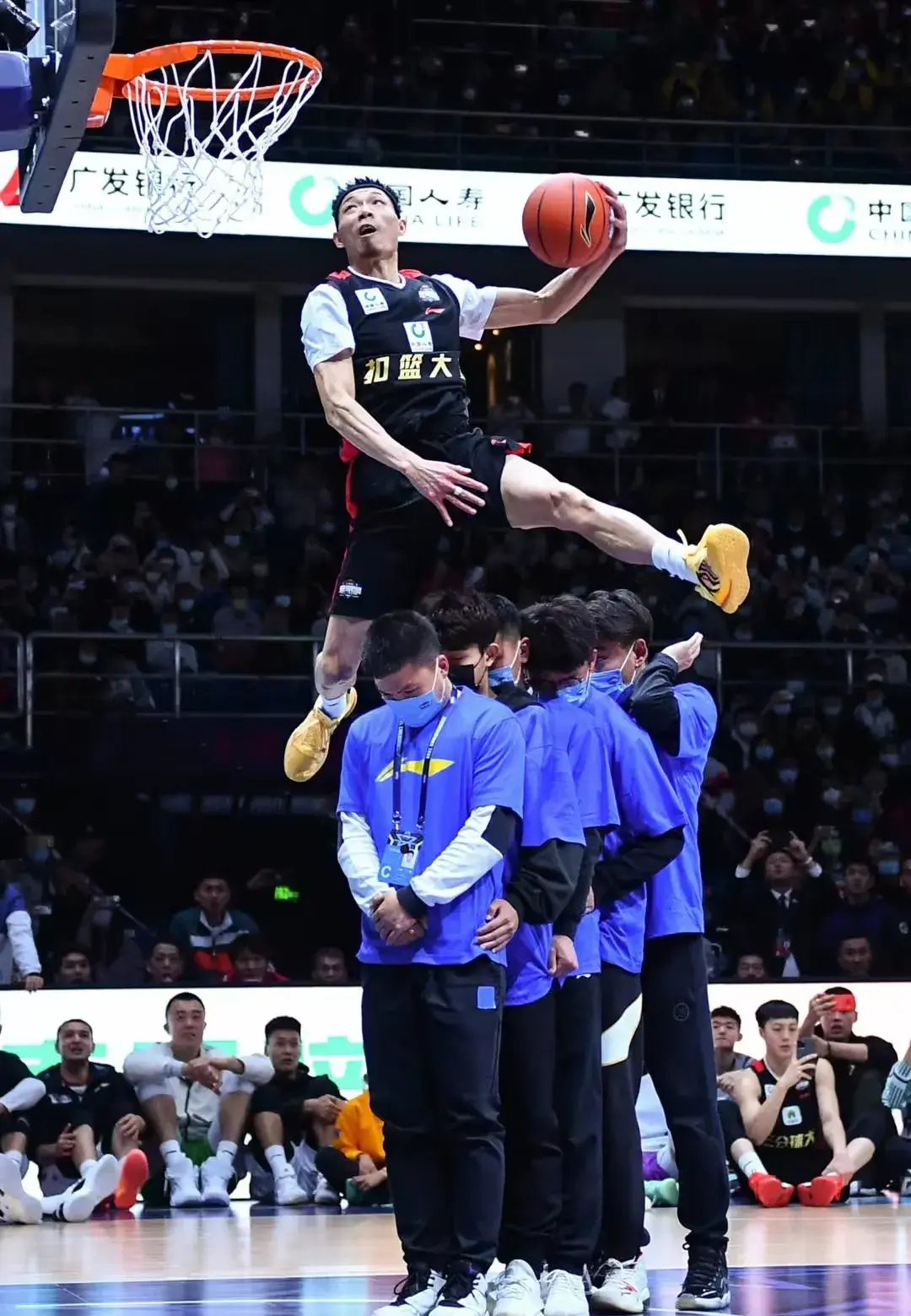 开云体育入口-后卫防守漏洞暴露，球队面临挑战