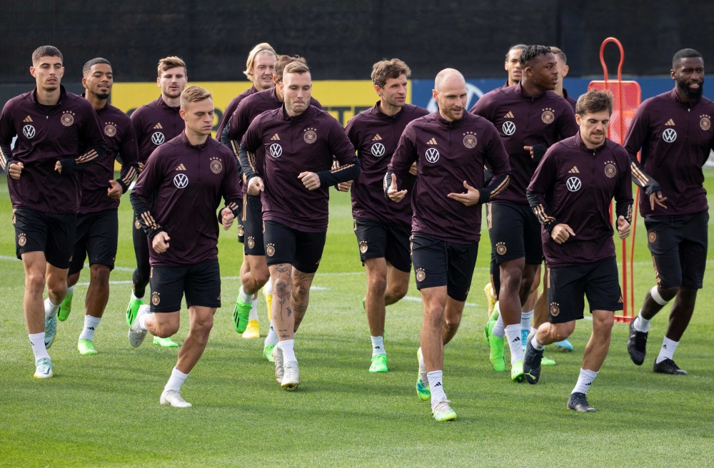 世界级球员集结，备战国际足球赛事的简单介绍