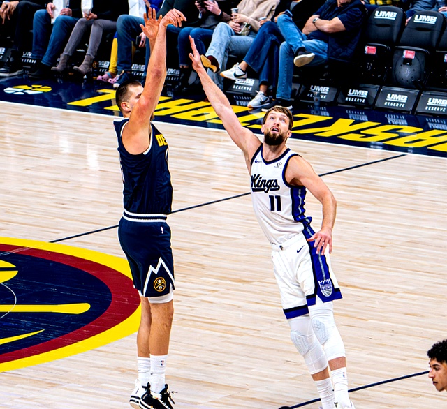 掘金逆转爵士,拉文带队取胜 掘金逆转爵士,拉文带队取胜