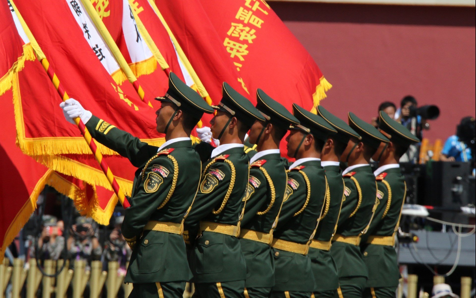 东契奇关键先生本色，助黄蜂力克广东队