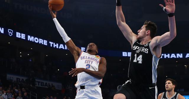 霍勒迪关键回合不手软，马刺完胜北京队